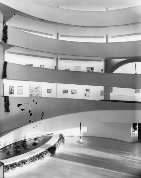 Blick in die Rotunde, Ausstellungsansicht „Inaugural Selection“, Solomon R. Guggenheim Museum, New York, 21. Oktober 1959–19. Juni 1960.