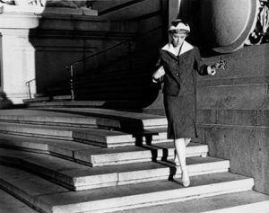 Cindy Sherman, Untitled Film Still #22 (Serie: Untitled Film Stills), 1978, s/w-Fotografie (Bromsilbergelatine/Vintage-Print), 17,4 x 23,9 cm (Museum Folkwang, Essen © Cindy Sherman /Courtesy Sprüth Magers, Berlin/London)