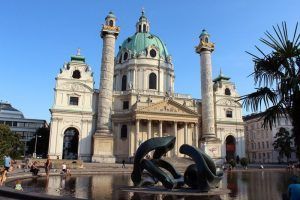 Karlskirche von Johann Bernhard Fischer von Erlach, 1716-1737, davor Henry Moor.