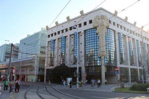 Bibliothek der TU Wien von der Arbeitsgemeinschaft der Architekten Dahinden, Gieselmann, Marchart, Moebius & Partner mit Bruno Webers 18 Meter hoher Eule, 1977-87, Foto: Alexandra Matzner.