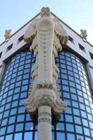 Eule, Bibliothek der TU Wien von der Arbeitsgemeinschaft der Architekten Dahinden, Gieselmann, Marchart, Moebius & Partner mit Bruno Webers 18 Meter hoher Eule, 1977-87, Foto: Alexandra Matzner.