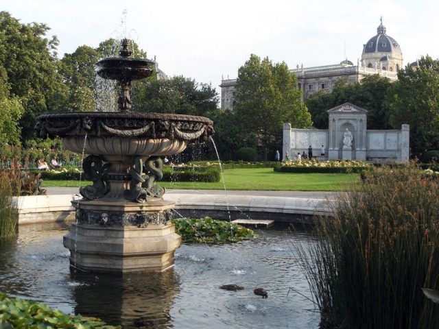 Brunnen im Volksgarten von Ferdinand Kirschner (1821-1896), dahinter das Grillparzer-Denkmal und das Naturhistorische Museum © Foto: Alexandra Matzner.