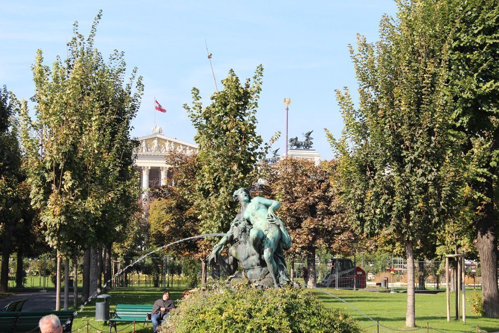 Triton- und Nymphenbrunnen von Viktor Tilgner (1844-1896) im Volksgarten, dahinter das Parlament © Foto: Alexandra Matzner.