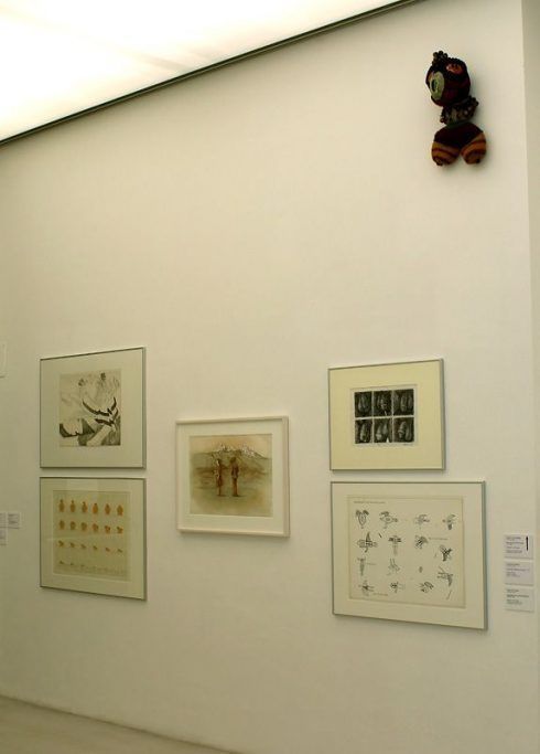 Schellander, Bertlmann, Jürgenssen, Pakosta, Christanell (links nach rechts), Beschorner (oben), Ausstellungsansicht „Die 70er Jahre“ im MUSA 2013, Foto: Alexandra Matzner.