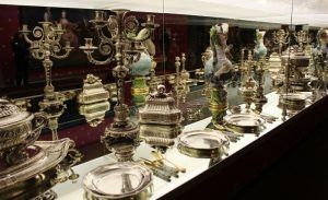 Ignaz Joseph Würth, Prunkservice des Herzogs Albert von Sachsen-Teschen, 1779-1782, Privatbesitz, Paris. Installationsansicht Albertina, Wien "Die Gründung der Albertina zwischen Dürer und Napoleon", Foto: Alexandra Matzner.