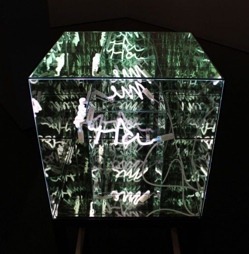 ria. Brigitte Kowanz, Memoria, 2006, Neon-Objekt, 60 x 60 x 60 cm, Foto: Alexandra Matzner © Belvedere, Wien – Schenkung der Künstlerin