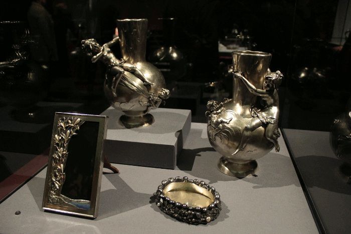 Silberne Vasen, Ablageschale und Fotorahmen von C. E. Brolin, um 1900, Installationsansicht "Die Welt von Fabergé" im KHM 2014, Foto: Alexandra Matzner.
