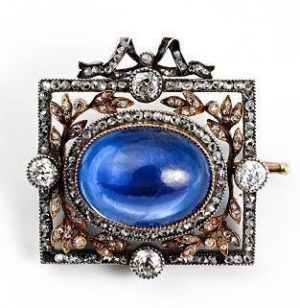 Carl Fabergé, Brosche, Moskau, zwischen 1899 und 1908, Gold, Silber, Brillanten, Diamanten in Rosenschliff, Saphir, 2,4 х 2,4 cm, Inv.-Nr. MP-13119 © The Moscow Kremlin State Historical and Cultural Museum and Heritage Site.