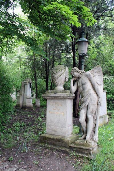 Trauergenius (rechts), Wien, Friedhof von St. Marx, Foto: Alexandra Matzner.