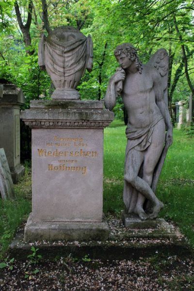 Trauergenius (links), Wien, Friedhof von St. Marx, Foto: Alexandra Matzner.