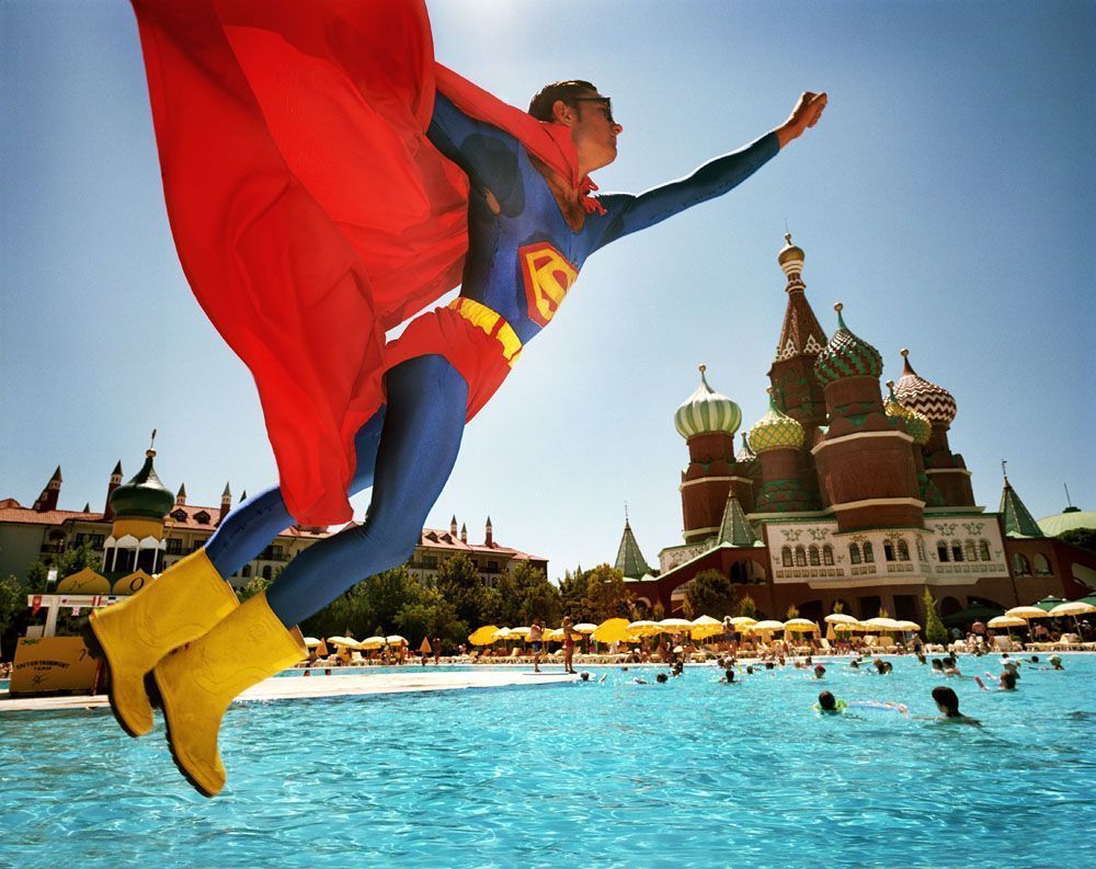 Reiner Riedler, Superman über dem Roten Platz, Topkapi Palace Hotel, Antalya, Türkei, aus der Serie 'Fake Holidays', 2006, C-Print, 65 x 80 cm, © Reiner Riedler
