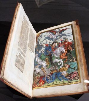 Albrecht Dürer, Die Apokalypse, 1511, Holzschnitt und Typendruck, altkoloriert, zusammengebunden mit dem „Marienleben“ und der „Großen Passion“, 47,2 x 31,8 cm (Buchblock), 48,7 x 33,5 cm (Einband), Dresden, Sächsische Landesbibliothek – Staats- und Universitätsbibliothek Dresden, Foto: Alexandra Matzner.