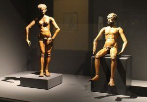 Monogrammist I. P. (zugeschrieben), Gliederpuppen, um 1525, Buchsbaumholz, geschnitzt, aus 55 Einzelteilen bestehend, GRASSI Museum für Angewandte Kunst Leipzig (Frau) und nach 1525, Buchsbaumholz (?), Höhe 22,5 cm, Hamburg, Museum für Kunst und Gewerbe Hamburg (Mann), Foto: Alexandra Matzner.