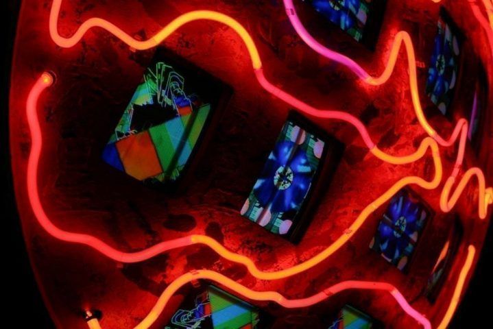 Nam June Paik: „Mercury”, 1991, (Detail), Multi-Monitor-Installation, Ø 140 cm, T= 50 cm,2 Kanäle, Neonsysteme, 12 Fernseher, (Farbe, kein Ton) © Nam June Paik Estate, New York, 2010/ Kunststiftung NRW, Düsseldorf, Foto: Sascha Dressler.