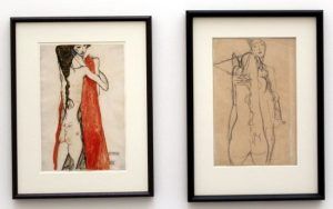Egon Schiele, Die Mutter und die Tochter, 1913, Bleistift und Gouache auf Papier, 47,3 x 31,8 cm, Leopold Museum, Wien und Stehendes Paar (Mutter und Tochter), 1913, Bleistift auf Papier, 48,2 x 31,7 cm, Kunsthaus Zug, Stiftung Sammlung Kamm.