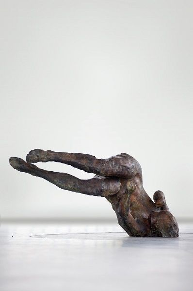 Eric Fischl, Ten Breaths: Tumbling Woman II, 2007, Bronzeguss © Courtesy des Künstlers und Jablonka Galerie, Köln. Foto: © Jörg Schanze.