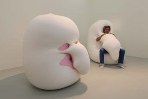 Ernesto Neto in einem seiner Humanoides, 2001, Installationsfoto: Alexandra Matzner.