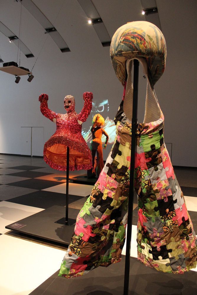 Ausstellungsansicht: Kunsthalle Wien, Foto: Alexandra Matzner, Kostüme: Leigh Bowery, Kostümpräsentation: Klaus Mayr, Courtesy Estate of Leigh Bowery.
