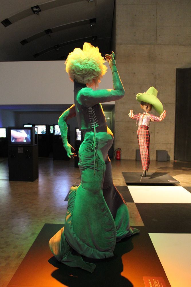 Leigh Bowery, grünes Kostüm, Ausstellungsansicht: Kunsthalle Wien, Foto: Alexandra Matzner, Kostüme: Leigh Bowery, Kostümpräsentation: Klaus Mayr, Courtesy Estate of Leigh Bowery.