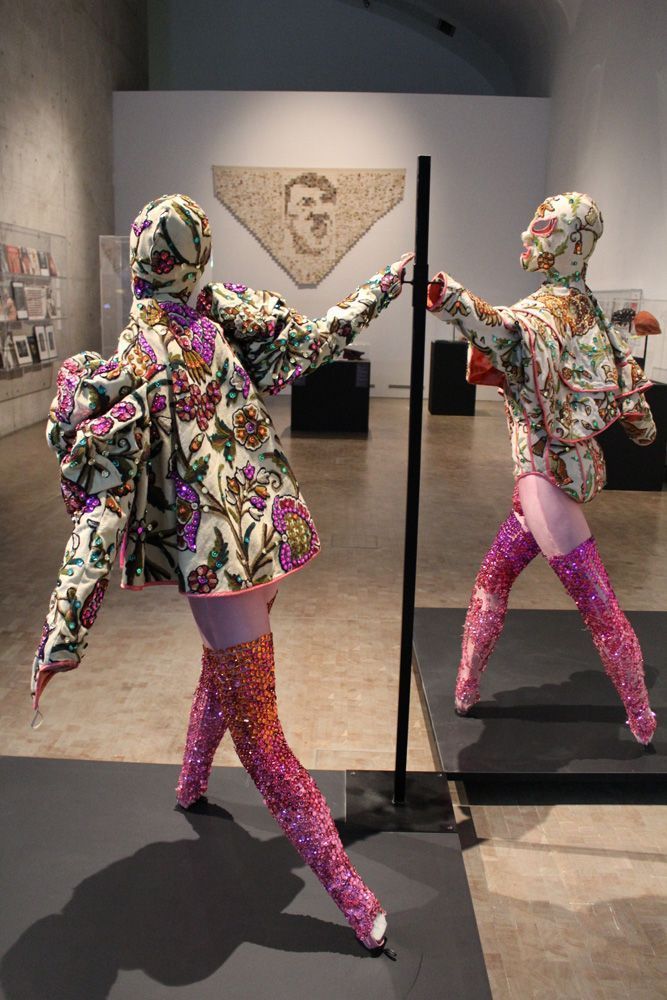Tänzer und Cape, Ausstellungsansicht: Kunsthalle Wien, Foto: Alexandra Matzner, Kostüme: Leigh Bowery, Kostümpräsentation: Klaus Mayr, Courtesy Estate of Leigh Bowery.