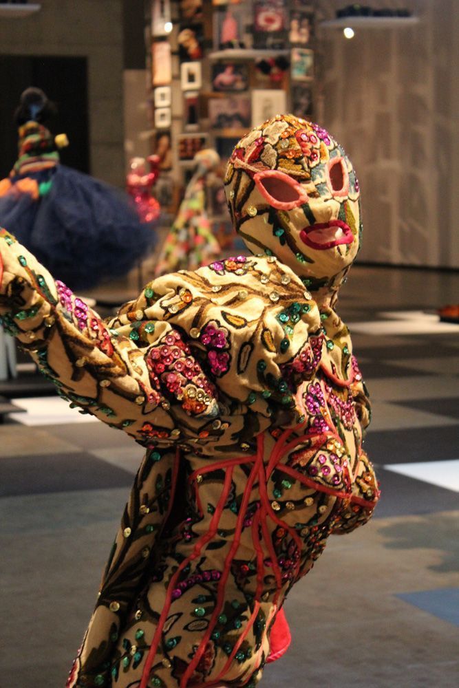 Tänzer, Ausstellungsansicht: Kunsthalle Wien, Foto: Alexandra Matzner, Kostüme: Leigh Bowery, Kostümpräsentation: Klaus Mayr, Courtesy Estate of Leigh Bowery.