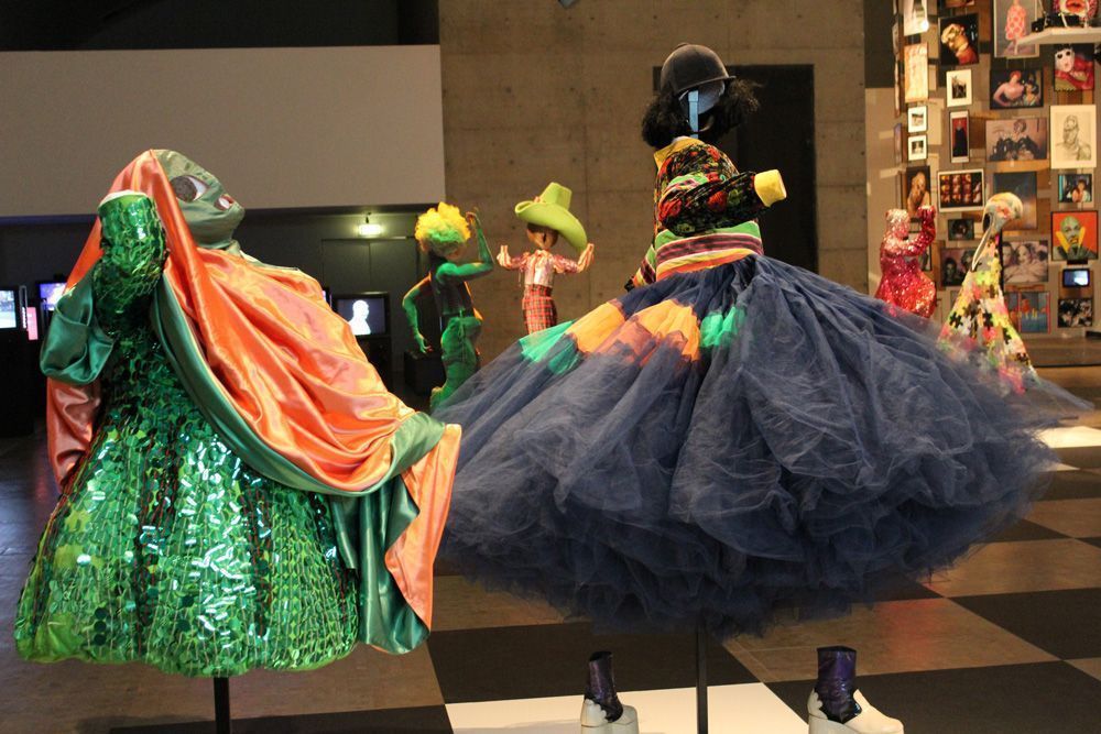 Extravaganza, Ausstellungsansicht: Kunsthalle Wien, Foto: Alexandra Matzner, Kostüme: Leigh Bowery, Kostümpräsentation: Klaus Mayr, Courtesy Estate of Leigh Bowery.