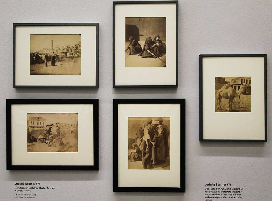 Ludwig Steiner (?), Marktszene in Kairo, um 1876, Albumin, Installationsansicht „Inspiration Fotografie. Von Makart bis Klimt“, Belvedere 2016, Foto: Alexandra Matzner.
