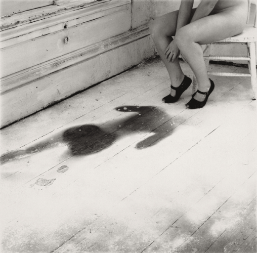 Francesca Woodman, Untitled, Providence, Rhode Island, 1976/1999, Schwarz-Weiß-Silbergelatineabzug auf Barytpapier, 14 × 14,4 cm / 25,2 × 20,2 cm © Courtesy George and Betty Woodman, New York / SAMMLUNG VERBUND, Wien.