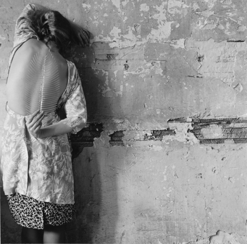 Francesca Woodman, Untitled, New York, 1979/2001, Schwarz-Weiß-Silbergelatineabzug auf Barytpapier, 14,7 × 14,8 cm / 25,3 × 20,2 cm © Courtesy George and Betty Woodman, New York / SAMMLUNG VERBUND, Wien.