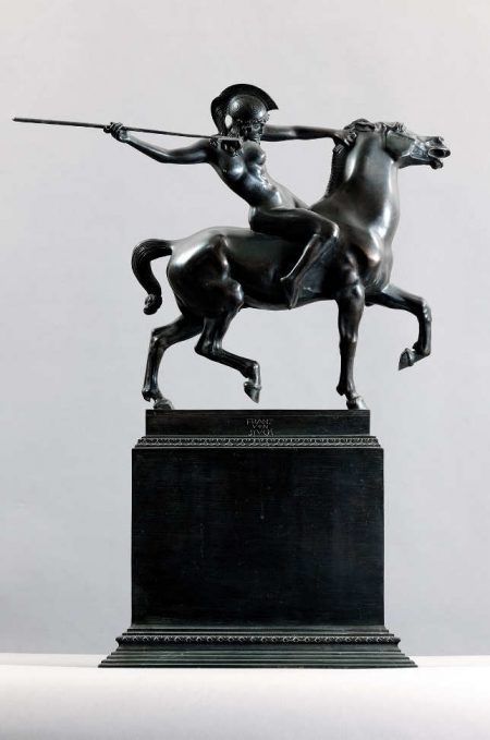 Franz von Stuck, Speerschleudernde Amazone, um 1900, Bronze, 64,5 x 17,5 x 34 cm (Sammlung Galerie Katharina Büttiker, Zürich)