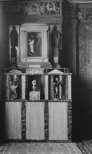 Franz Stuck, Villa Stuck, Altar der Sünde im alten Atelier, um 1903, Fotografie von Edgar Hanfstaengl, 23,1 x 14,3 cm (Privatbesitz)
