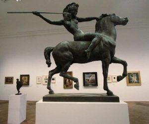 Franz von Stuck, Amazone (Speerschleudernde Amazone), 1913/14, Bronze, 215 x 260 x 62 cm (Privatsammlung), Installationsfoto: Alexandra Matzner.