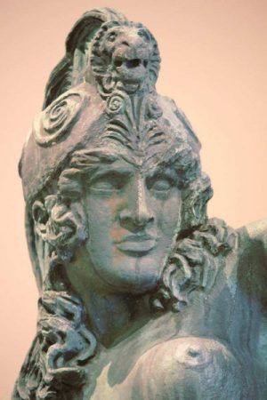 Franz von Stuck, Amazone, Kopf, 1913/14, Bronze, 215 x 260 x 62 cm (Privatsammlung), Installationsfoto: Alexandra Matzner.