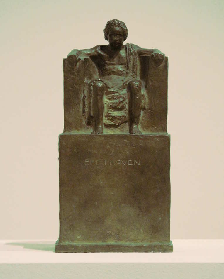 Franz von Stuck, Thronender Beethoven, um 1909, Bronze, 26,5 x 13,5 x 11 cm (Privatsammlung), Installationsfoto: Alexandra Matzner.