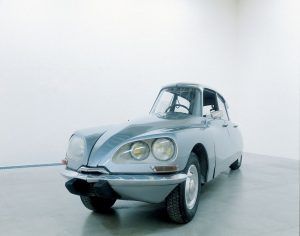 Gabriel Orozco: La DS, 1993, Modifizierter Citroën DS, 140 x 482.5 x 115 cm, Fonds national d’art contemporain (Cnap), Ministère de la Culture et de la Communication, Paris, Fnac 94003 ©2009 Gabriel Orozco.