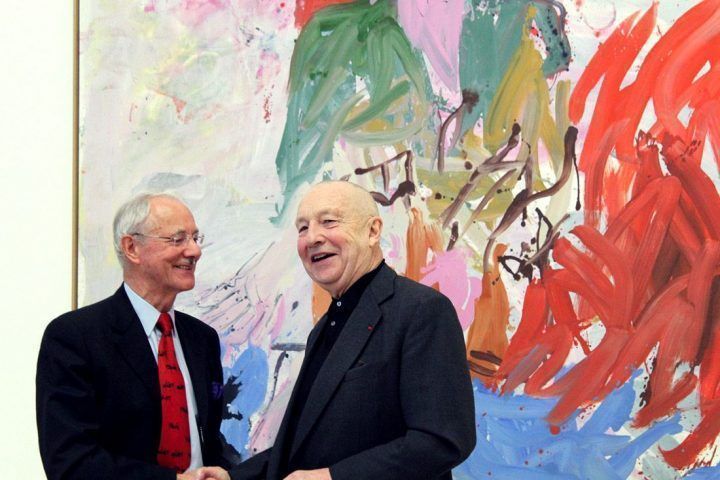 Handshake zwischen Georg Baselitz und Karlheinz Essl bei der Pressekonferenz 2013 im Essl Museum, Foto: Alexandra Matzner.