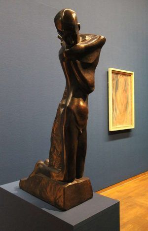 Georg Minne, Kniender Jüngling, 1898–1903 (Privatbesitz, Wien), Ausstellungsansicht Leopold Museum 2016, Foto: Alexandra Matzner