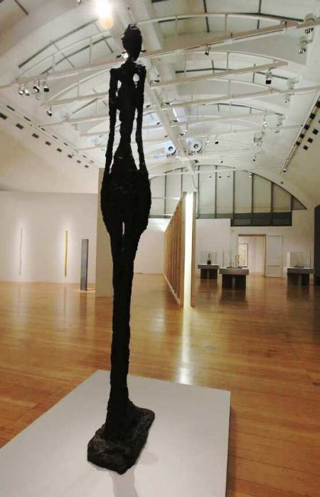 Alberto Giacometti, Femme debout IV [Stehende Frau IV], 1960 und Bruce Nauman, Corridor with Mirror and White Lights, 1971 (Tate: Purchased 1973 Exhibition copy), Ausstellungsansicht Schirn 2016, Foto: Alexandra Matzner.