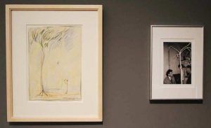 Alberto Giacometti, Homme et arbre [Mann und Baum], 1952, Farbstift auf Papier, 35 × 25 cm (Sammlung Klewan) und Fotografie: Alberto Giacometti mit Samuel Beckett, Ausstellungsansicht Schirn 2016, Foto: Alexandra Matzner.