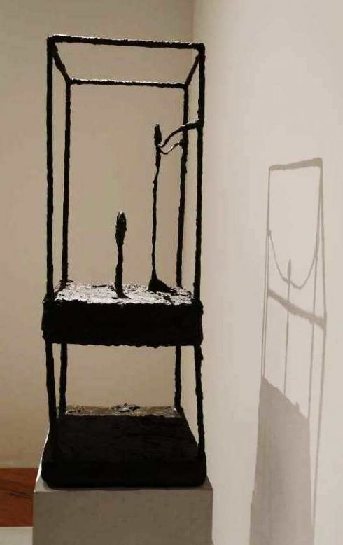 Alberto Giacometti, La cage (première version) [Der Käfig (erste Version)], 1950, Bronze, 91 × 36,5 × 34 cm (Fondation Beyeler, Riehen), Ausstellungsansicht Schirn 2016, Foto: Alexandra Matzner.