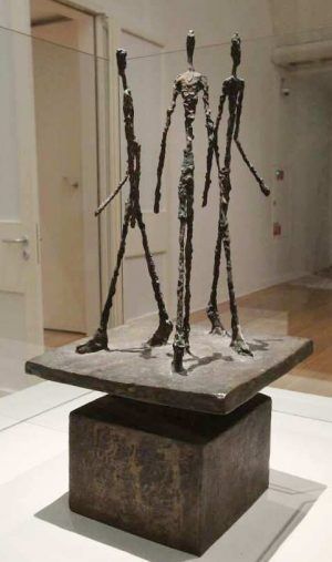 Alberto Giacometti, Groupe de trois hommes I [Gruppe mit drei Männern I], 1943/49 (Fondation Marguerite et Aimé Maeght, Saint-Paul de Vence), Ausstellungsansicht Schirn 2016, Foto: Alexandra Matzner.