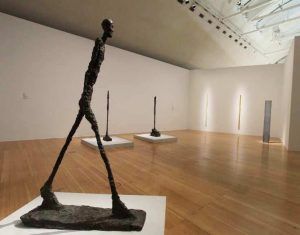 Alberto Giacometti, Homme qui marche [Schreitender Mann], 1960, Bronze, 190 × 112,5 × 28 cm (Louisiana Museum of Modern Art, Humlebæk, Donation: The New Carlsberg Foundation), Ausstellungsansicht Schirn 2016, Foto: Alexandra Matzner.