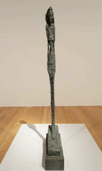 Alberto Giacometti, Grande figurine (Femme Léonie) [Große Figurine (Frau Léonie)], 1947, Bronze 167 × 19,5 × 41 cm (Fondation Marguerite et Aimé Maeght, Saint-Paul de Vence), Ausstellungsansicht Schirn 2016, Foto: Alexandra Matzner.