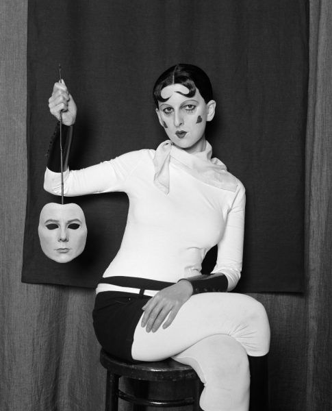 Gillian Wearing, Me as Cahun Holding a Mask of My Face, 2012, Bromsilbergelatineabzug, gerahmt, 149 x 120,5 cm © the artist, courtesy Maureen Paley, London, 2012, Foto © Kunstsammlung NRW.