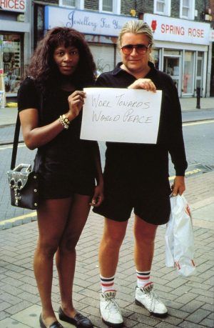 Gillian Wearing, Signs that say what you want them to say and not Signs that say what someone else wants you to say, WORK TOWARDS WORLD PEACE, 1992-93, C-Prints auf Aluminium montiert, 44,5 x 29,7 cm, Foto: © the artist, courtesy Maureen Paley, London, 2012 © Kunstsammlung NRW.