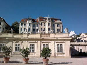 Gartenpalais Liechtenstein, Attikafiguren von Giovanni Giuliani.