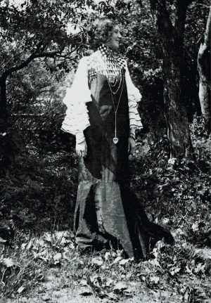 Emilie Flöge in einem „Konzert-Kleid“ in Litzlberg am Attersee, fotografiert von Gustav Klimt, 1906, reproduziert in: Deutsche Kunst und Dekoration, Darmstadt 1906/07 © Klimt-Foundation, Wien
