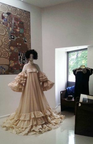 Emilie Flöge, Kleid (Kopie) und Badekleid, um 1910, Ausstellungsansicht im Gustav Klimt Zentrum am Attersee 2016, Foto: Alexandra Matzner.
