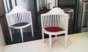 Josef Hoffmann, Sessel aus dem Salon „Schwestern Flöge“, 1904, Ausstellung im Gustav Klimt Zentrum am Attersee 2016: Gustav Klimt – Emilie Flöge, Foto: Alexandra Matzner.