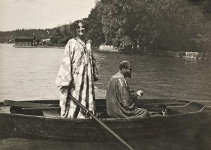 Gustav Klimt und Emilie Flöge im Ruderboot vor der Villa Paulick in Seewalchen am Attersee, fotografiert von Emma Bacher, 1909 © Privatbesitz